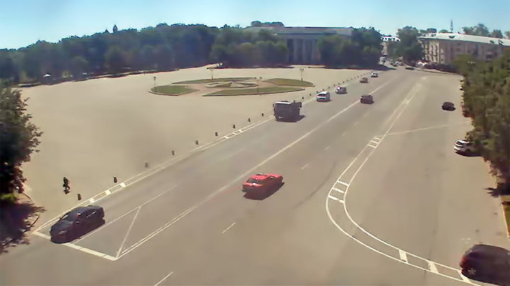 Онлайн веб-камера на площади Победы-Софийская, Великий Новгород (Великий Новгород, Россия)